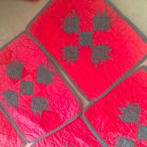 Six pieced cotton quilted turn of century antique log cabin placemats red green